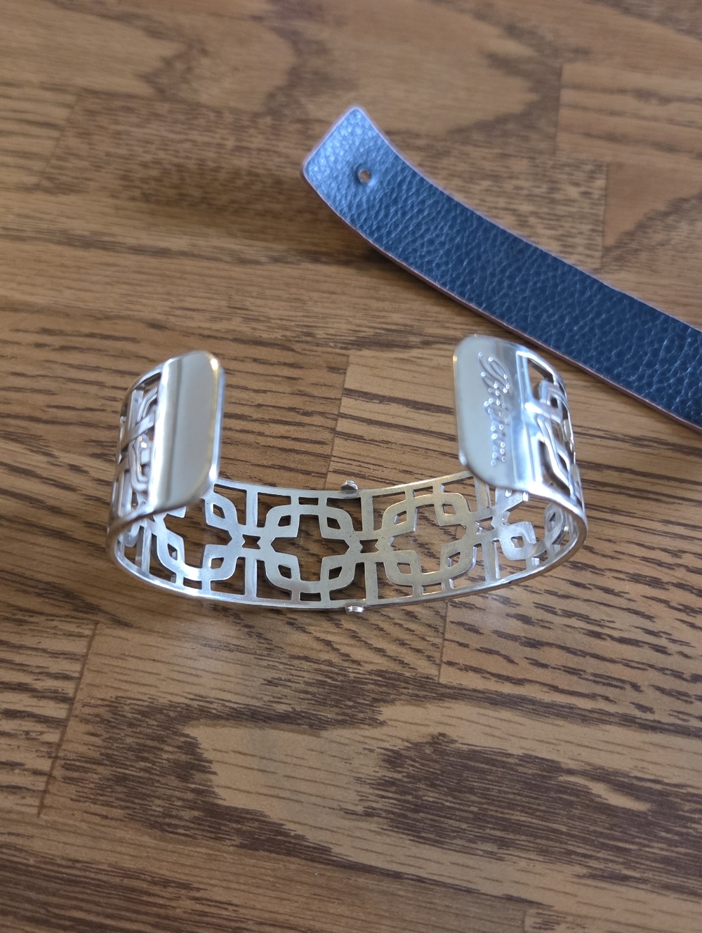 BRIGHTON "Christo London" Silver Cut-Out Cuff Bracelet W/ Leather Insert CHIC! - Picture 9 of 12